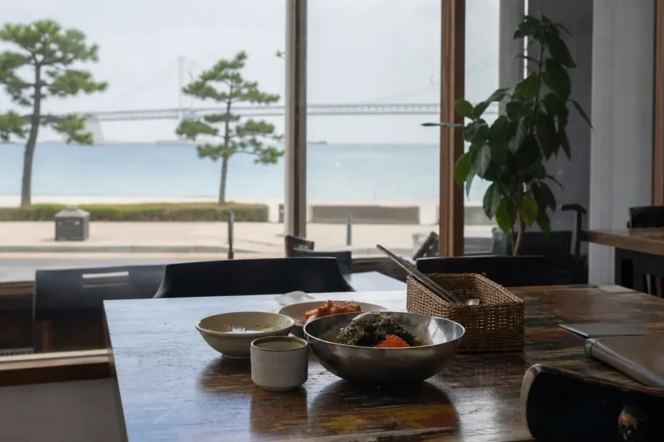 광안리 지역 restaurant 방문 전 확인사항을 소개하는 사실적인 참고 이미지