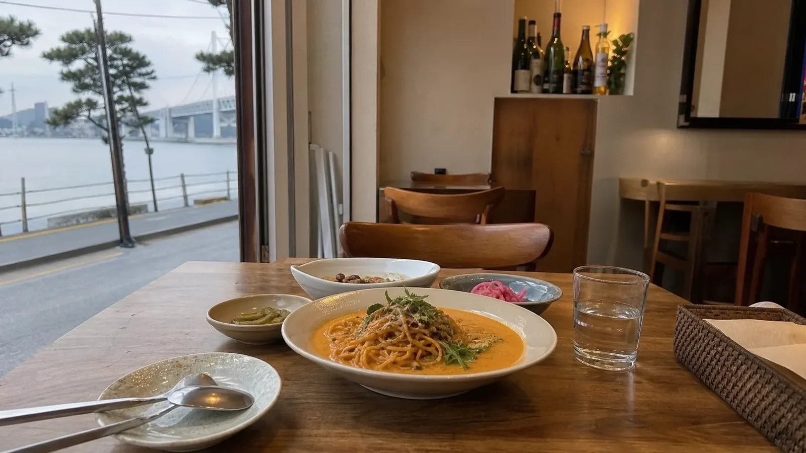 광안리 지역 restaurant 방문 전 확인사항을 소개하는 사실적인 참고 이미지