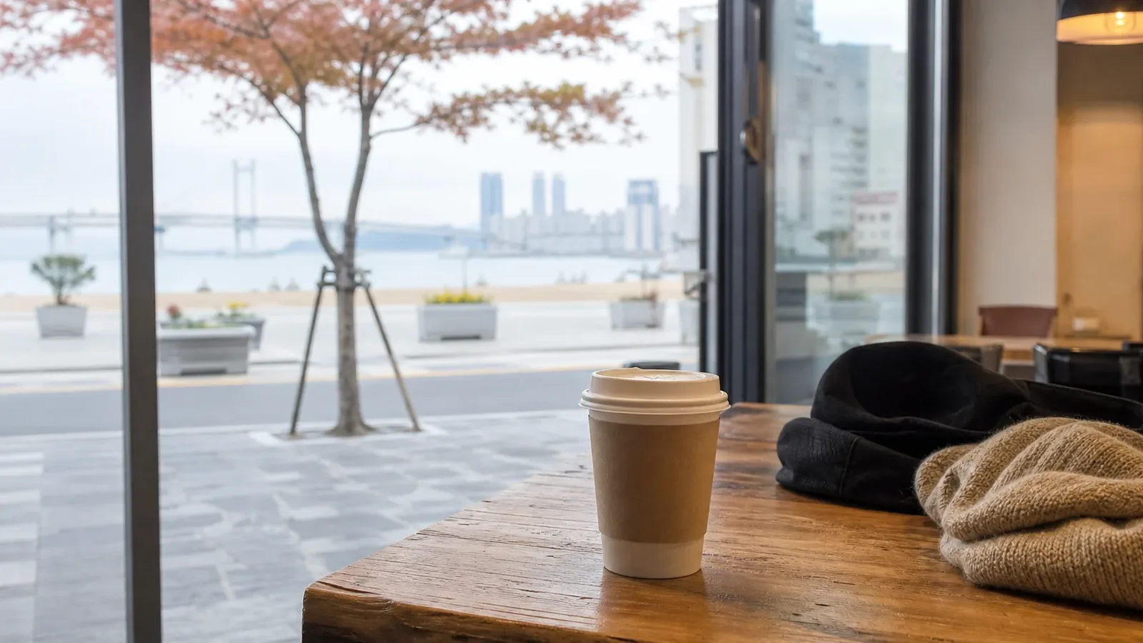 광안리 지역 cafe 방문 전 확인사항을 소개하는 사실적인 참고 이미지
